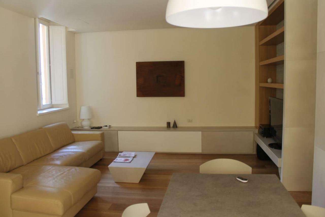 Appartamento Moderno In Centro Storico Лука Екстериор снимка
