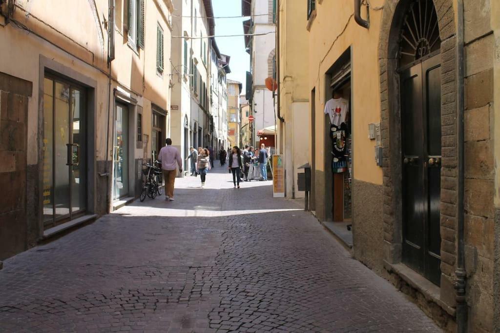 Appartamento Moderno In Centro Storico Лука Екстериор снимка