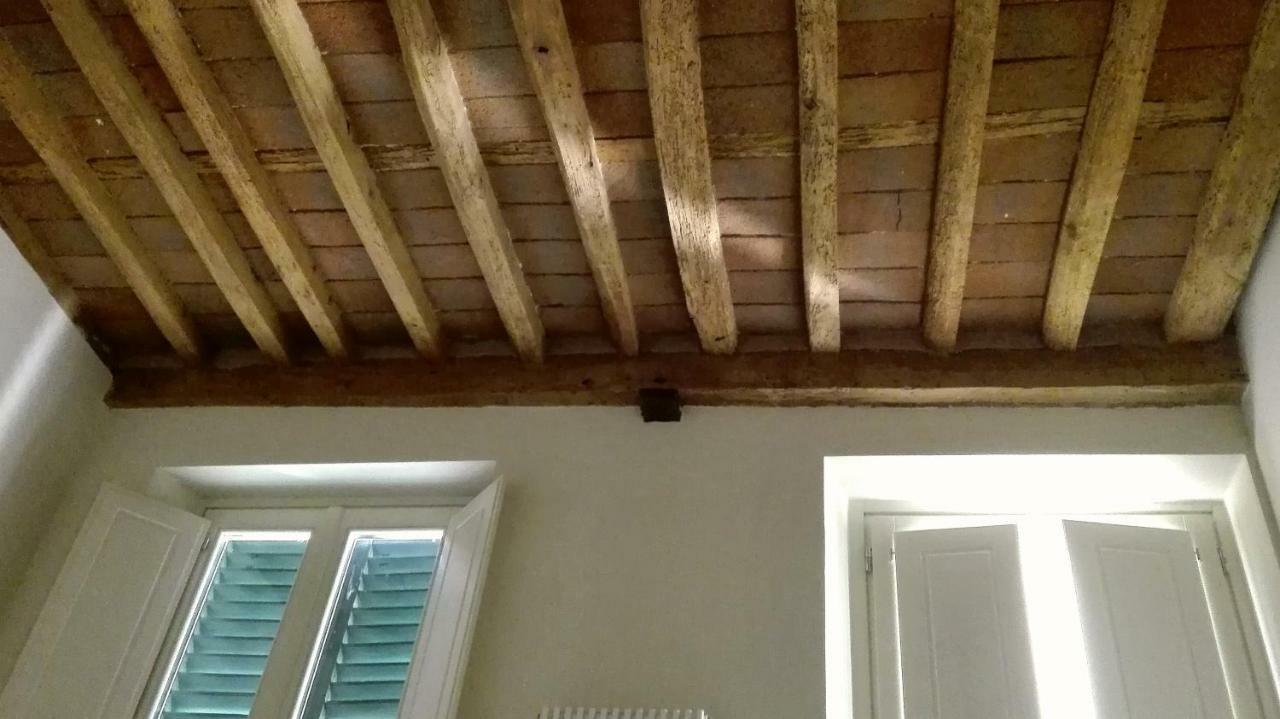 Appartamento Moderno In Centro Storico Лука Екстериор снимка